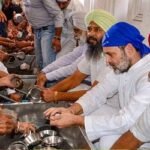 মন্দিরে থালা বাসন পরিস্কার করলেন রাহুল