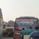 তল্লাশি ছাড়া গাড়ি ঢুকতে দিচ্ছে না পুলিশ, প্রবেশমুখে দীর্ঘ যানজট