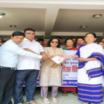 মাটিরাঙ্গায়  কৃষক ও আশ্রয়ণ প্রকল্পের সুবিধা ভোগীদের মাঝে বীজ বিতরণ।