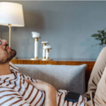 ইয়ারফোন ব্যবহারে সতর্ক হোন