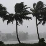 তীব্র ঝড়ের আশঙ্কা, ৪ জেলায় সতর্কসংকেত