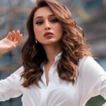 দুবাই গিয়ে বিমান থেকে দুঃসাহসিক কাণ্ড ঘটালেন মিমি!