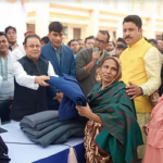 আশুলিয়ায় শীতার্তদের পাশে দাঁড়ালো যুবলীগ 