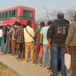 ছুটির দিনে বাণিজ্য মেলার শাটল বাসে উপচে পড়া ভিড়