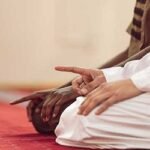 নামাজে শেষ বৈঠকে তাশাহুদের পর ভুলে দাঁড়িয়ে গেলে করণীয়
