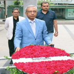 বঙ্গবন্ধুর প্রতিকৃতিতে প্রধানমন্ত্রীর নতুন প্রেস সচিবের শ্রদ্ধা