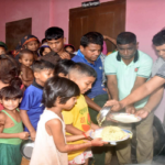 নগরীর বিভিন্ন আশ্রয়কেন্দ্রে ডা. শিপলুর খাবার বিতরণ