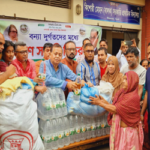 আশ্রয় কেন্দ্রে খাবার বিতরণকালে ইমদাদ চৌধুরী বন্যা মোকাবেলায় সরকারের সকল পদক্ষেপ ব্যর্থ