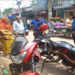 আখাউড়ায় ফুটপাতে মোটরসাইকেল রাখায় তিনজনকে জরিমানা