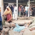 রাস্তা দিয়ে হাঁটার সময় দেয়ালচাপায় বোনের সামনে গৃহবধূর মৃত্যু