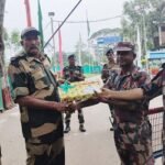 দুর্গাপূজা উপলক্ষে বিএসএফকে বিজিবির মিষ্টি উপহার
