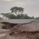 রাস্তা যেন মরণফাঁদ, গাড়ি চলাচল বন্ধ