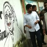 ঢাবিতে ঘুরে ঘুরে বিপ্লবের গ্রাফিতি দেখলেন প্রধান উপদেষ্টা