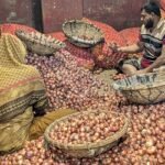 পেঁয়াজের ঝাঁজ কমবে কিসে?