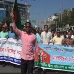 সেন্টমার্টিনে রাত্রিযাপন নিষিদ্ধের প্রতিবাদে মানববন্ধন