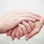 টাকা ছাড়াই অন্যকে সহায়তা করার ৭ উপায়