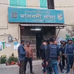 মাধবদী থানায় হামলা চালিয়ে আসামী ছিনিয়ে নেওয়ার চেষ্টা, ভাঙচুর 