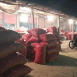 দৌলতপুরে পাইকারী ও খুচরা বাজারে বেড়েছে পেঁয়াজের দাম