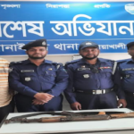 নোয়াখালীতে থানা থেকে লুট হওয়া রাইফেল মিলল খাল পাড়ে