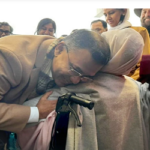 ৭ বছর পর মা-ছেলের আলিঙ্গনে উষ্ণতায় তুষারাবৃত লন্ডন