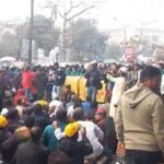শিক্ষকদের পদযাত্রায় পুলিশের বাধা, শাহবাগে অবস্থান