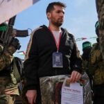 মেয়ের জন্মে হামাসের কাছ থেকে স্বর্ণমুদ্রা উপহার পেলেন ইসরাইলি জিম্ম