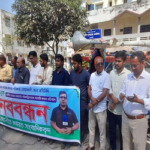 নোয়াখালীতে সাংবাদিকের বিরুদ্ধে মিথ্যা মামলার প্রতিবাদে মানববন্ধন