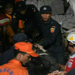 ভূমিকম্পের ৩০ ঘণ্টা পর অলৌকিকভাবে ধ্বংসস্তূপ থেকে জীবিত উদ্ধার এক নারী