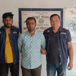 আখাউড়ায় তিন নারীর চুল কাটায় সুমন দাস নামে এক ব্যবসায়ী পুলিশের হাতে আটক। 