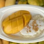 থাইল্যান্ডের জনপ্রিয় গ্রীষ্মকালীন খাবারগুলোর মধ্যে একটি ‘ম্যাঙ্গো স্টিকি রাইস’