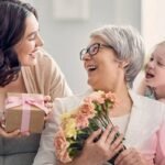 আসছে মা দিবস, ভালোবেসে মাকে দিন সেরা উপহার