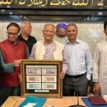 প্রধান উপদেষ্টার কাছে ৬টি নতুন ডিজাইনের নোটের ছবি হস্তান্তর