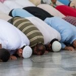 ইমাম সিজদায় থাকলে মুসল্লি কখন নামাজে অংশ নেবে