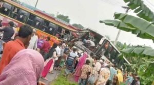 দুই বাসের সংঘর্ষে নিহত ৩, আহত ১০