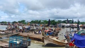 বৈরী আবহাওয়ায় ইলিশ শূন্য ট্রলার, বিপাকে উপকূলের জেলেরা..