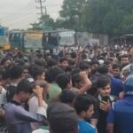 ১০ দফা দাবি গাজীপুরে শ্রমিকদের ঢাকা-ময়মনসিংহ মহাসড়ক অবরোধ, পুলিশের সাউন্ড গ্রেনেড নিক্ষেপ