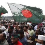 বৃষ্টি উপেক্ষা করে মানিক মিয়াতে মানুষের ঢল