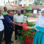 নওগাঁর সাপাহারে শিক্ষার্থীদের মাঝে গাছের চারা বিতরণ