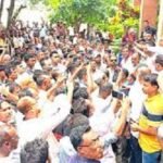 আসন অপরিবর্তিত রাখার দাবিতে যশোরে নির্বাচন অফিস ঘেরাও