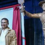 স্মৃতি বিজড়িত সেই ক্যাপটি দান করলেন সুনীল গাভাস্কার