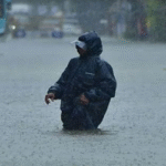 ভারী বর্ষণে অচল ভারতের বাণিজ্যিক রাজধানী মুম্বাই