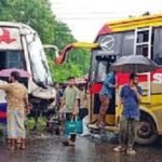 বিশ্ববিদ্যালয়ের বাসের সঙ্গে হানিফ বাসের সংঘর্ষ..