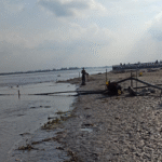 তিস্তা নদীতে সরকারি বাঁধের নিচে অবৈধ বালু উত্তোলন: ধ্বংসের মুখে কোটি টাকার স্প্যার বাঁধ