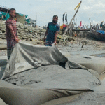  হাতিয়ায় নদী ভাঙন রোধকল্পে ফেলা বালিভর্তি জিও ব্যাগ ছিঁড়ে ফেলার অভিযোগ, স্থানীয়দের বিক্ষোভ