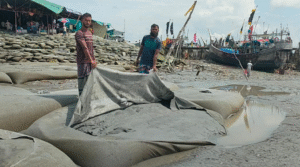  হাতিয়ায় নদী ভাঙন রোধকল্পে ফেলা বালিভর্তি জিও ব্যাগ ছিঁড়ে ফেলার অভিযোগ, স্থানীয়দের বিক্ষোভ