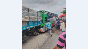 নোয়াখালীর সোনাইমুড়ীতে দাঁড়িয়ে থাকা ট্রাকে বাসের ধাক্কা, চালক নিহত, আহত ১২