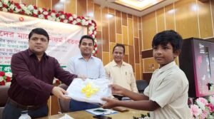 লক্ষ্মীপুরে বিনামূল্যে স্কুলড্রেস পাচ্ছে দেড় হাজার শিক্ষার্থী