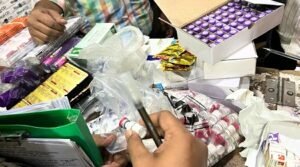 মিটফোর্ডে অভিযান : ৪ লক্ষাধিক টাকার অনিবন্ধিত ইনসুলিন-ওষুধ জব্দ