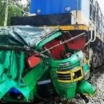 অটোরিকশায় ট্রাকের ধাক্কায় মা-মেয়ে নিহত