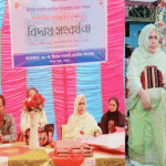 ঘোড়ার গাড়িতে চড়িয়ে প্রধান শিক্ষিকাকে বিদায়